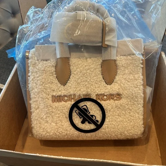 Michael KORS Cream Crossbody Bag. - Picture 1 of 4